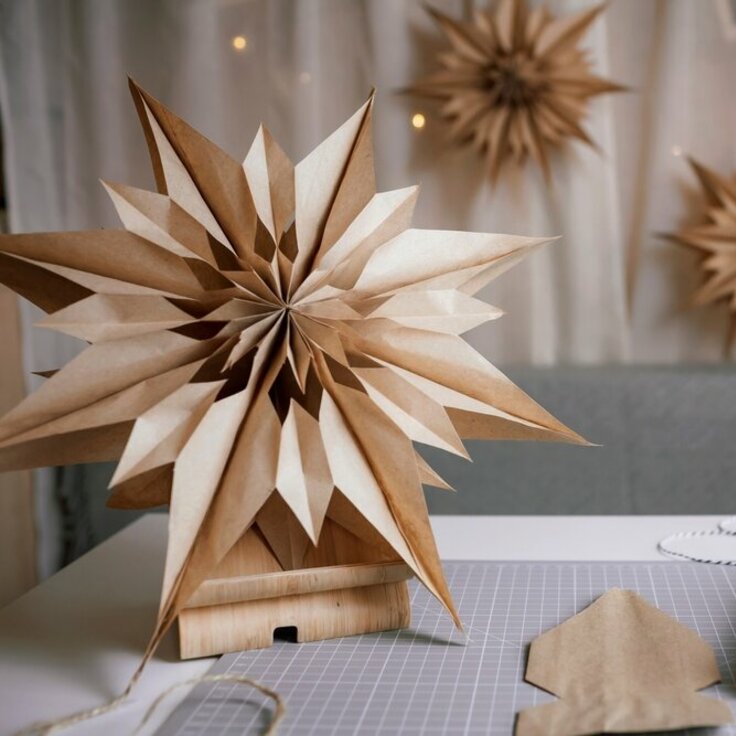 Crafting the Perfect Paper Christmas Star (Christmas)